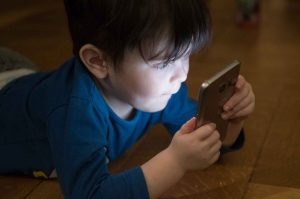 enfant telephone portable addiction aux ecrans