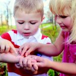 enfants bras insecte